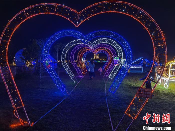 图为广东惠州推出的“太空人”夜游 项目一景。　惠城区委宣传部供图