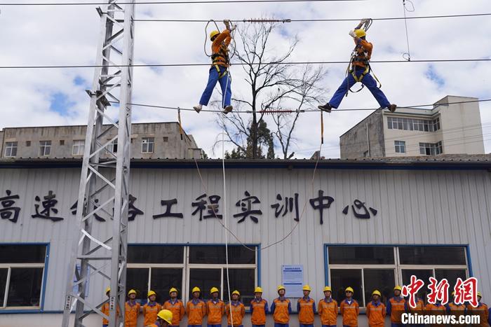 11月15日，云南昆明，昆明铁道职业技术学院学员练习接触网下绝缘更换。 中新社记者 康平 摄