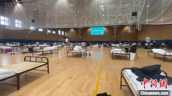 闭环管理中的复旦江湾校区为不少留滞在校的人员提供了被褥、行军床、食品等生活必需品。　复旦大学供图
