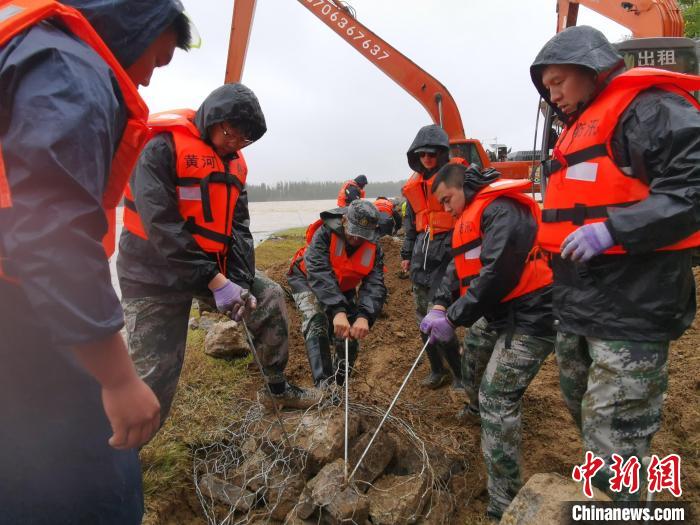 资料图：山东河务局系统职工在黄河岸边进行加固施工工作。山东黄河河务局 供图