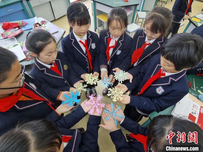 西安市碑林区文艺路小学学生剪纸作品。　党田野 摄