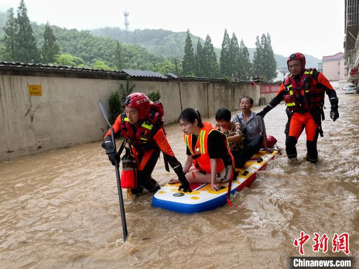 浙江绍兴转移受困人员。　余昌龙 摄