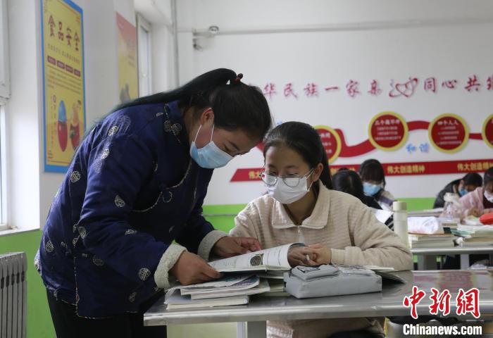 图为平安区第三中学老师为滞留在校学生辅导课业。　马铭言 摄