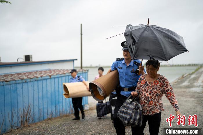 民警帮助群众转移。　盐城警方供图