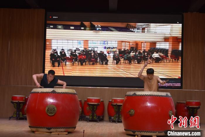 绛州鼓乐艺术团团员表演节目。　新绛县西街实验小学供图