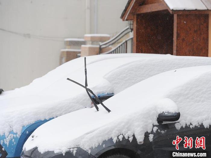 车辆被积雪覆盖 张瑶 摄