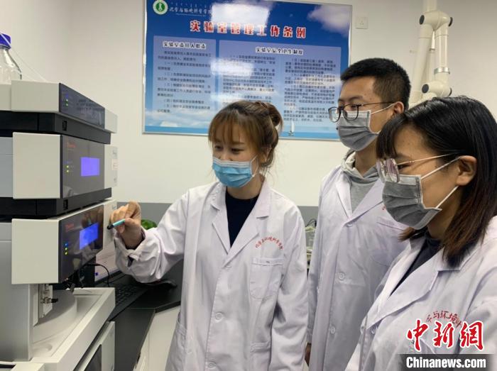 图为内蒙古师范大学学生正在实验室操作检测设备。　奥蓝 摄