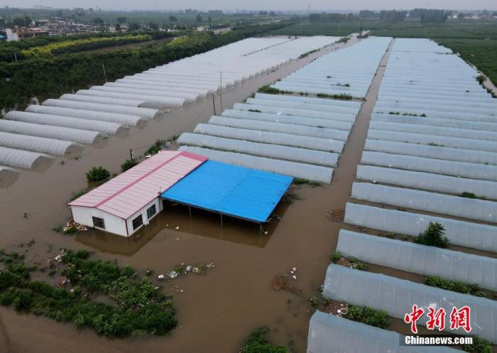 7月22日，安阳市西于曹村附近，积水已经漫过301省道，部分房屋农田被淹。19日至22日，河南安阳遭遇强降水，平均降水304.6毫米。据气象部门预测，22日16时以后安阳市有分散性阵雨，23日白天降水趋于结束。图为被淹的农田。(航拍图片) 中新社记者 　邹浩 摄 　 　