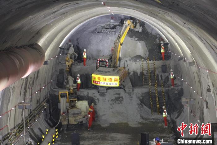 图为新平隧道建设时的场景(资料图)。　缪超 摄