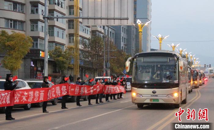 图为完成支援任务的医务人员离开平安区。　祁树江 摄