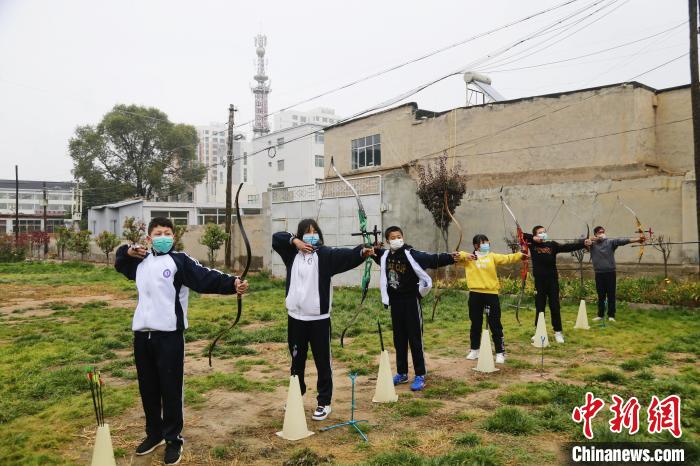 图为平安区第三中学组织滞留在校学生进行射箭。　马铭言 摄