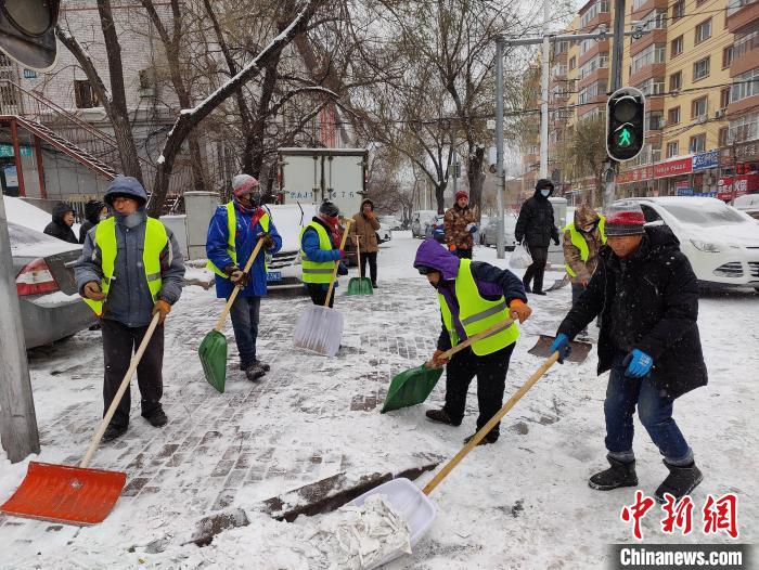 环卫人员清理路旁积雪。　姜辉 摄