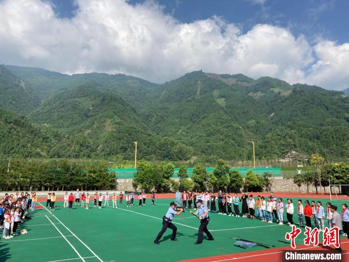 何川等民警在小学进行反恐防暴演练。　陈静 摄