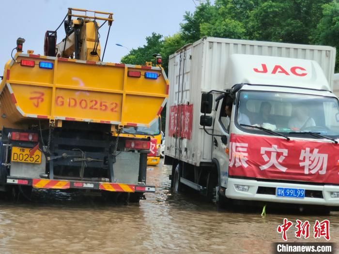 新乡市区街头，救援车辆随处可见。　杨大勇 摄