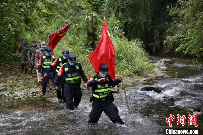 图为民辅警正在巡逻。　德宏边境管理支队供图