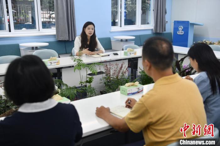 黄艺竹与教师们开会。　张浪 摄