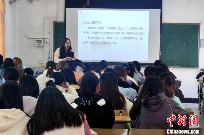 李湘凌在泉州纺织学院授课。　吴冠标 摄