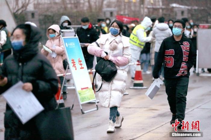 12月25日，2022年全国硕士研究生招生考试开考，考生在陕西省西安市的西安医学院考点准备入场。今年西安市约13.5万名考生参加考试，新冠肺炎疫情之下各考点做好考场保障和服务工作，确保师生安全和考试安全。 中新社记者 张远 摄