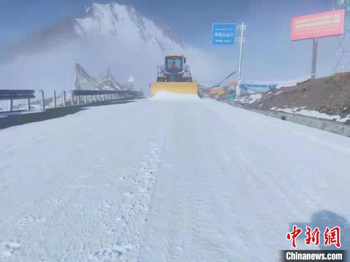 图为养护段清理国道219线积雪现场。　山南国省公路接管组供图