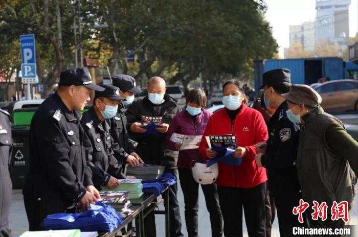 民警进行拒赌反赌宣传工作 安徽警方提供