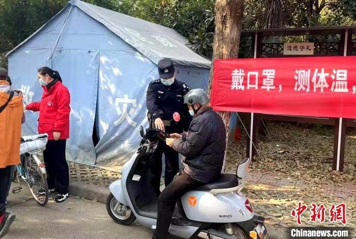 民警在小区入口查验健康码、行程码。　徐州警方供图