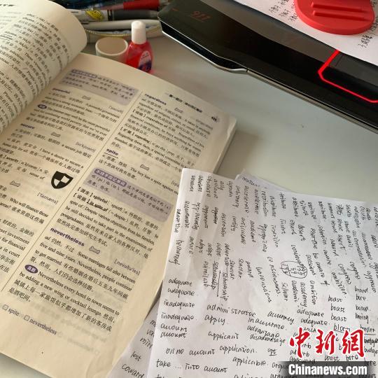 图为贾思翀的学习资料。　本人供图