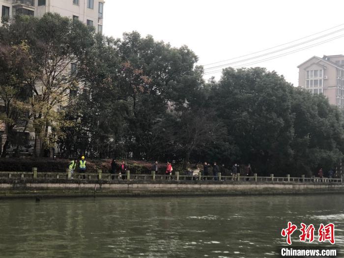 图中的河边步道，是景鸿苑小区北门出来后到桥边的必经之路。　孙权 摄