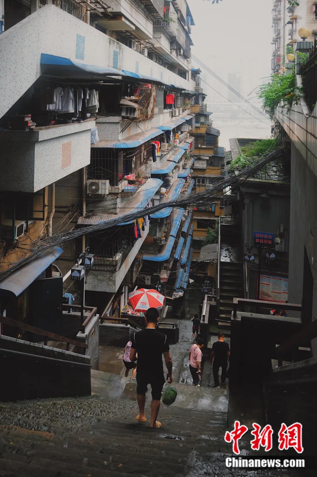 图为渝中区老居民楼白象居旁楼梯深长陡峭，市民爬坡上坎行走其间。殷缘 摄