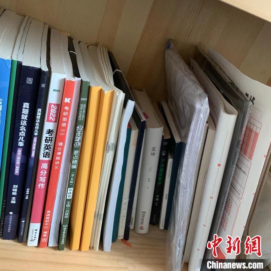 图为贾思翀的学习资料。　本人供图