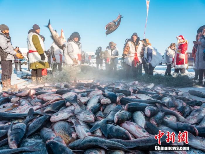 图为五大连池风景区冬捕矿泉鱼。五大连池风景区提供