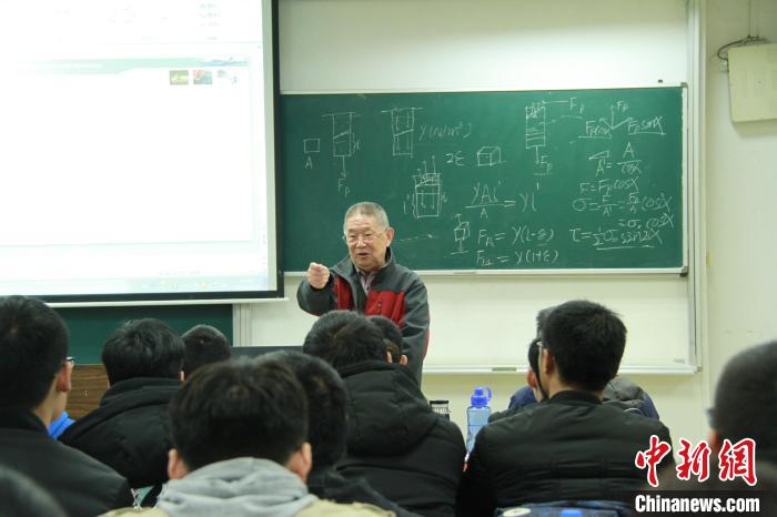 图为授课中的范钦珊。　南京航空航天大学供图