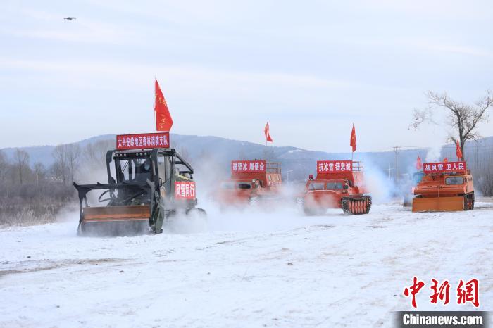 参加演练人员驾驶清雪机械赶赴救灾现场。　苏新兵 摄