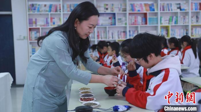 杨雪艳指导学生制作香囊。　刘鹏 摄