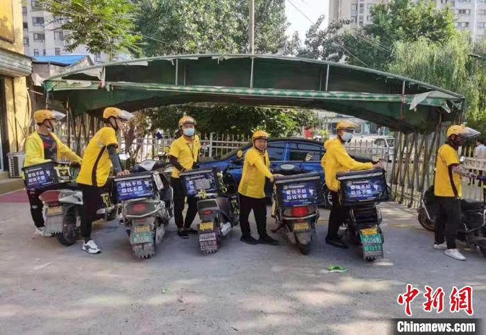 睢宁县市场监督管理局号召全县美团、饿了么外卖车全部张贴反诈宣传海报。　赵伟 摄