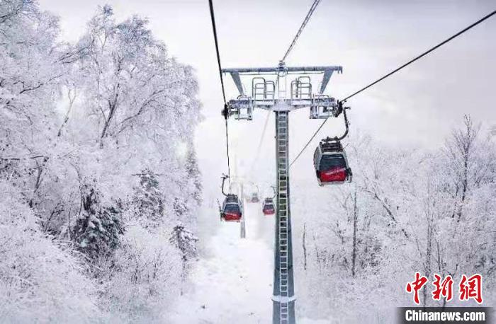 雪场缆车在雾凇景观中穿行(资料图) 吉林市委宣传部供图