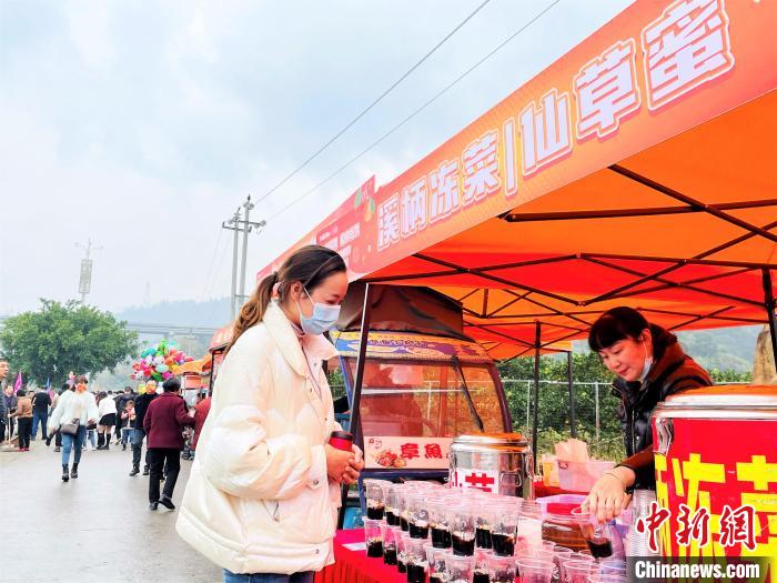 图为游客体验当地特色美食。　吕巧琴 摄