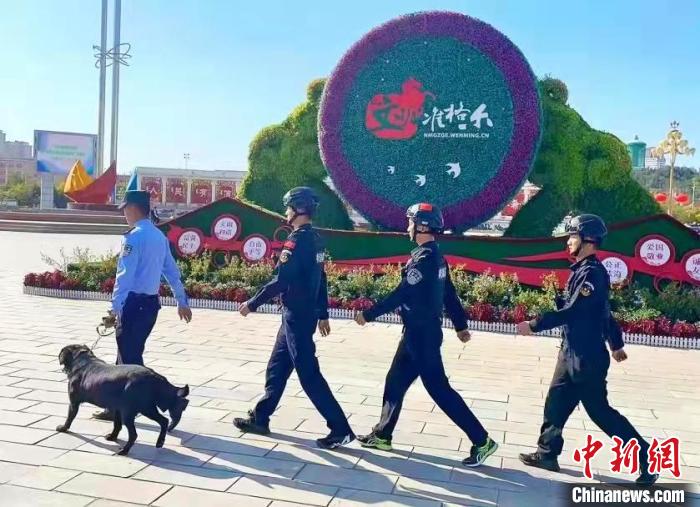 图为警犬正在准格尔旗街道上执勤。　警犬基地供图