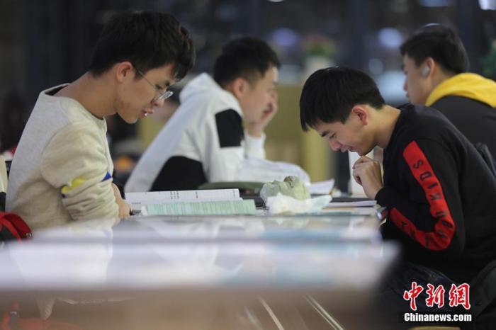 资料图：考研学生在食堂内复习。 泱波 摄