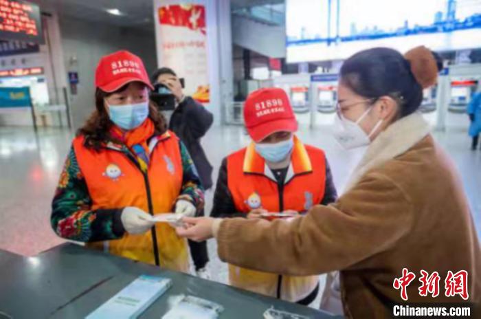 天一阁博物院向市民赠送“海定波宁”定制口罩。　宁波市文广旅游局供图