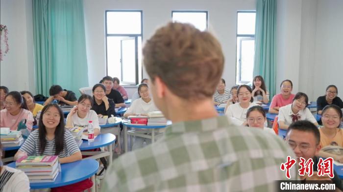 卓文正在给黄山学院的学生们上英语课。　潘祯祥 摄