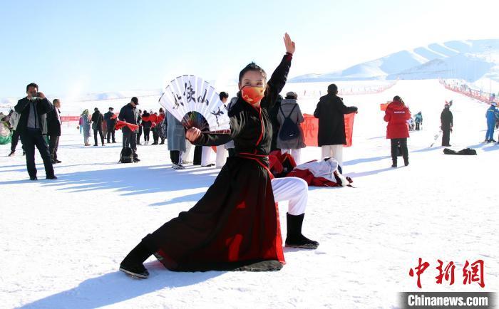 图为网红“天山侠女”齐雅茹在2021新疆昌吉州冰雪旅游启动仪式现场秀武术。　孙亭文 摄