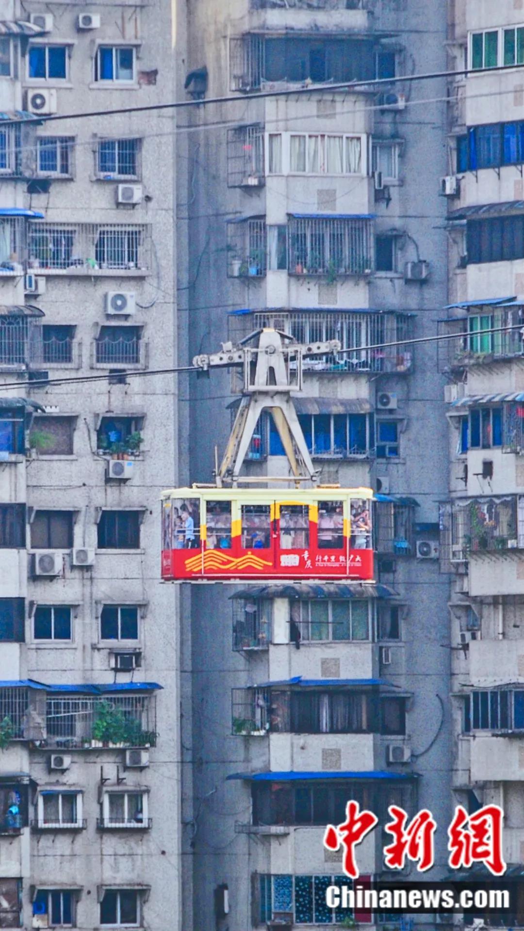 图为长江索道从渝中区建筑结构复杂的老居民楼白象居前驶过。殷缘 摄