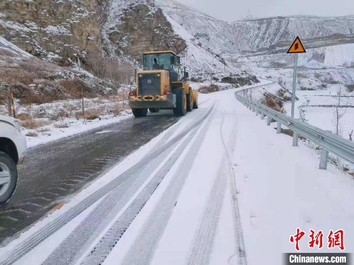 图为养护段清理国道219线积雪现场。　山南国省公路接管组供图