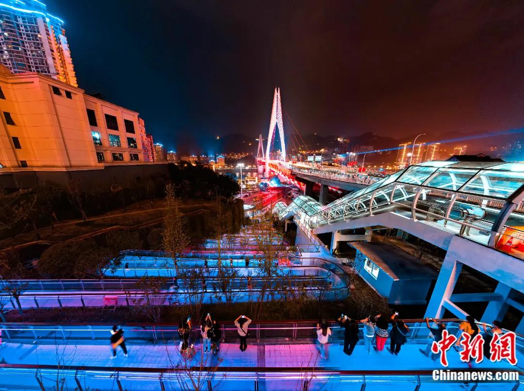 图为游客在东水门长江大桥景观步道上部欣赏重庆夜景。陈鑫 摄