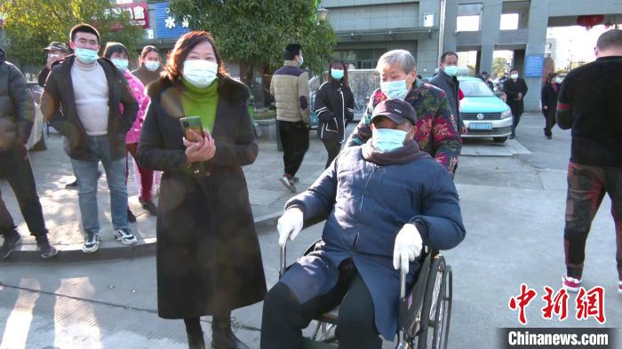 皋埠街道“解封”，居民出门晒太阳 李越奇 摄