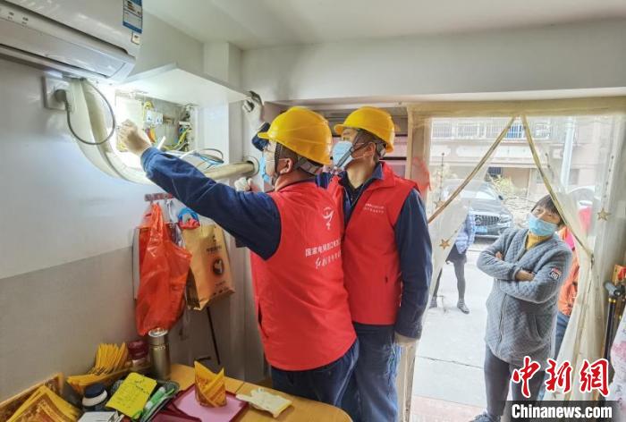 国网绍兴市上虞区工作人员在曹娥街道丰泽苑为独居老人更换电表 任演清 摄