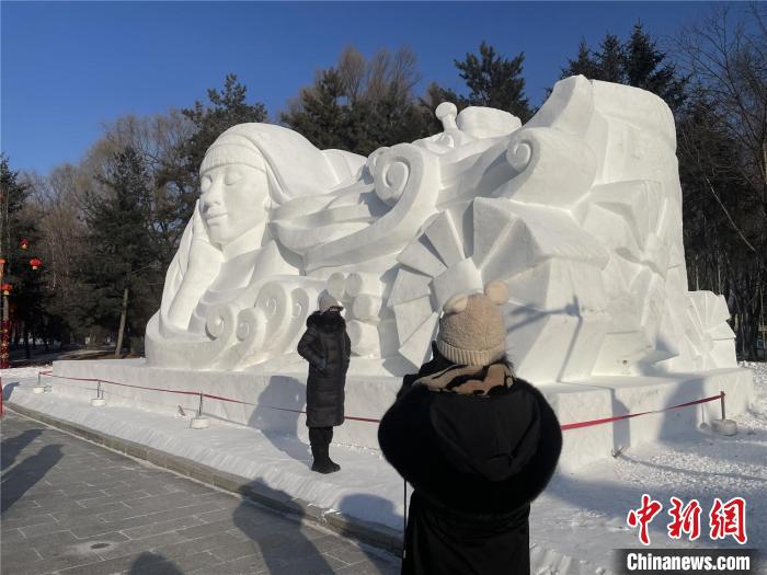 游客在雪雕前拍照留念 孙汉仑 摄