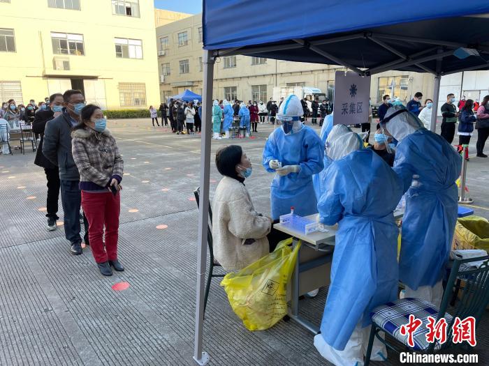 镇海一核酸检测点，民众有序排队进行检测 梁湘 摄