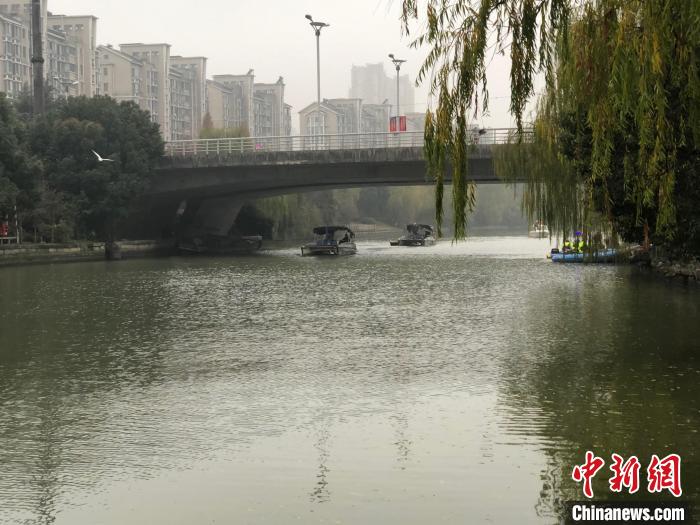 景鸿苑小区北门旁就是梁溪河，当地人表示，这条河流水很急。　孙权 摄