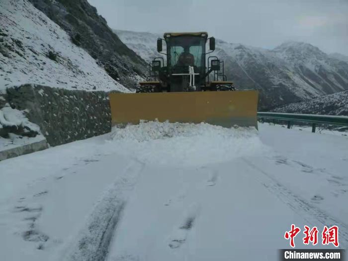 图为养护段清理省道205线积雪现场。　山南国省公路接管组供图